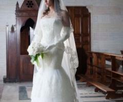 Abito da sposa con ricami sul velo e sulla gonna