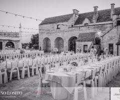 Masseria Bonelli - L'allestimento all'esterno in bianco e nero