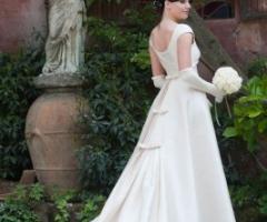 Abito da sposa constrascico e guanti