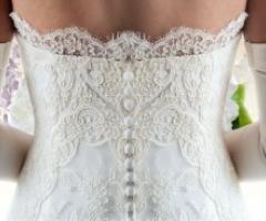 Vestito da sposa con corpetto ricamato sul retro