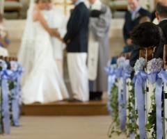 Addobbi floreali per la chiesa e l'automobile del matrimonio