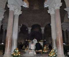 Foto sposi durante la celebrazione del matrimonio in chiesa