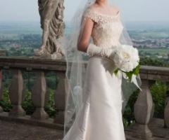 Vestito da sposa con guanti e corpetto ricamato