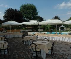 Ricevimento di matrimonio a bordo piscina