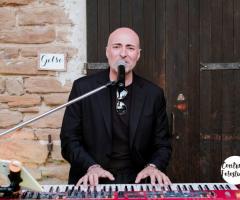 Davide Marani al piano elettrico e voce