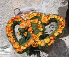 Decorazione di rose a forma di cuore per il matrimonio