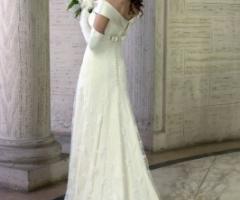 Vestito da sposa con scollo a barchetta e gonna con dettagli in pizzo