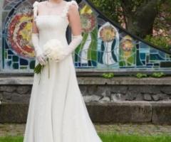 Vestito da sposa con dettagli ricamati in pizzo