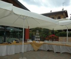 Buffet per gli aperitivi nel giardino della location di matrimonio