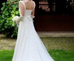 Vestito da sposa con dettagli ricamati