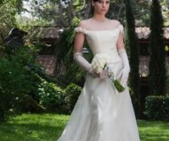 Abito da sposa con spalline scivolate e guanti