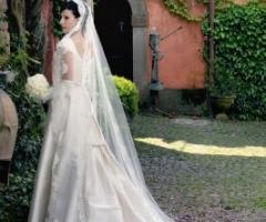 Abito da sposa con velo lungo in pizzo