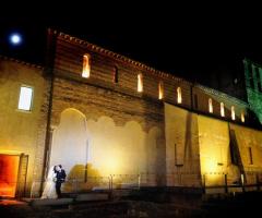 Abbazia di Sant'Andrea in Flumine illuminata di sera