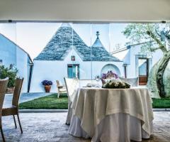 Masseria Bonelli - Tavolo degli sposi davanti ad un trullo pugliese