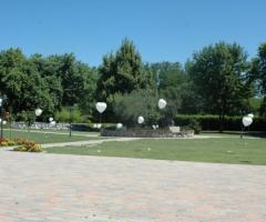 Allestimento con palloncini per gli sposi