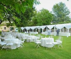 Abbazia di Sant'Andrea in Flumine - Allestimento del matrimonio in giardino