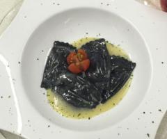 Ravioloni neri alla polpa di granchio profumo di timo e San Marzano