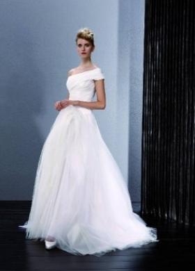 Abito da sposa monospalla e gonna in tulle