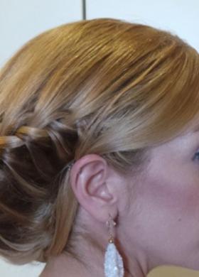 Capelli raccolti con treccia di lato