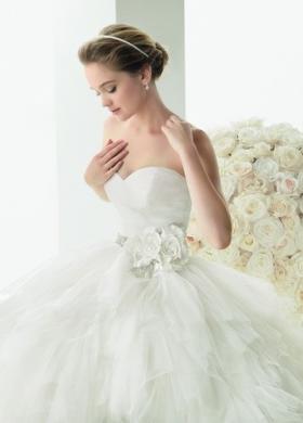 Abito con gonna ampia e fiore in vita - Collezione Luna Novias