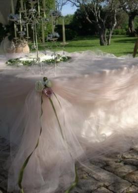 Allestimento di fiori e tulle per le nozze