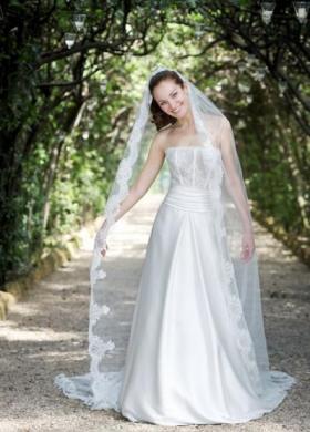 Vestito da sposa con centine sul velo - Modello Martinica