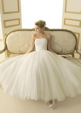 Abito da sposa con gonna in tulle