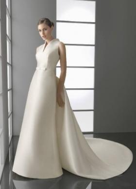 Vestito da sposa con scollo alla coreana e coda ampia