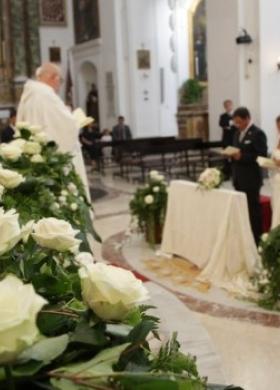 Rose bianche per la cerimonia di matrimonio