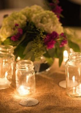 Centrotavola di matrimonio con vasetti luminosi