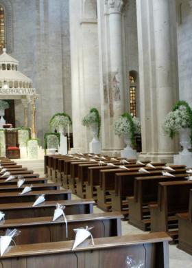 Allestimento floreale della chiesa