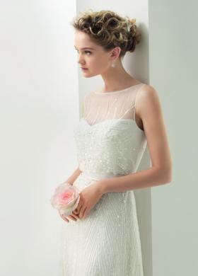 Abito da sposa ricamato con velo sul decollette - Collezione Luna Novias