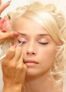 Trucco rosa per la sposa bionda