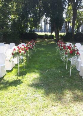 Allestimento floreale per la cerimonia nel parco