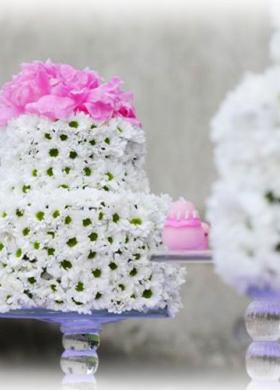 Torta nuziale fatta di margheritine bianche