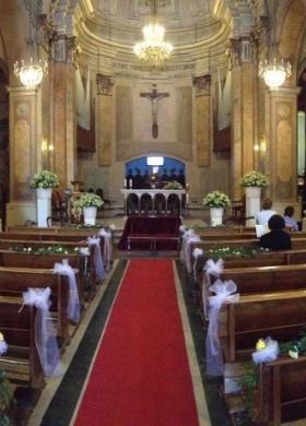 Fiori e tulle bianco per la chiesa