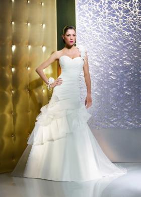 Abito da sposa con scollo a cuore e monospalla