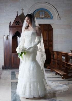 Abito da sposa con ricami sul velo e sulla gonna