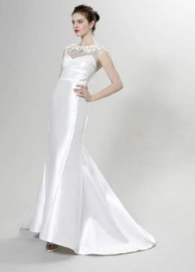 Vestito da sposa attillato con coda e scollatura ricamata