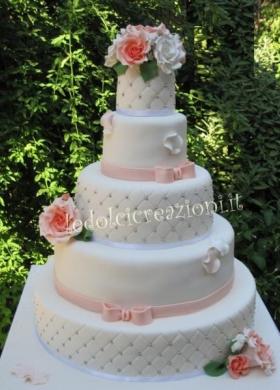 Torta nuziale multipiano con rose applicate