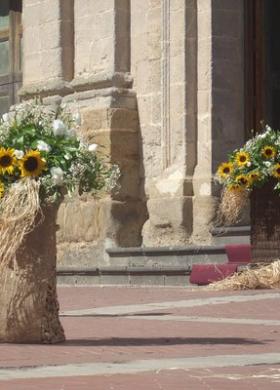 Originali composizioni con girasoli all'uscita della chiesa