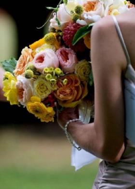 Bouquet sposa di rose inglesi, ranuncoli e dahlia craspedia