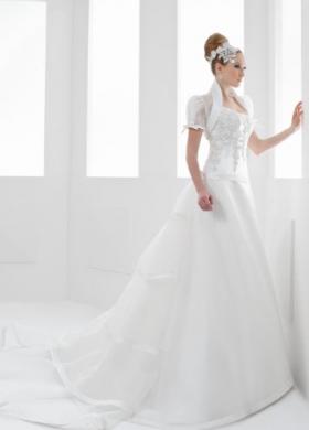 Abito da sposa dalla linea classica con corpetto e coprispalle ricamati