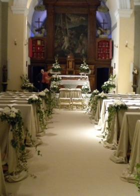 Allestimento della chiesa per il matrimonio