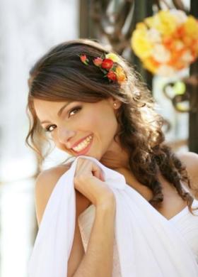 Trucco solare e capelli impreziositi per la sposa