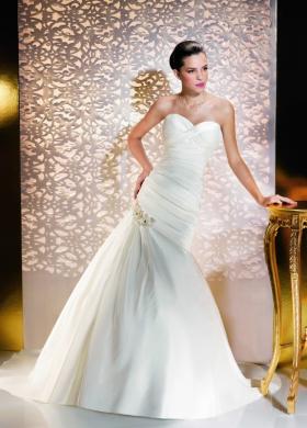 Abito da sposa stretto con scollo a cuore