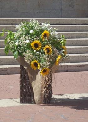 Decorazioni con girasoli all'uscita della chiesa per il matrimonio