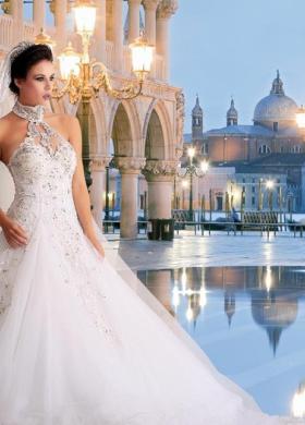 Vestito da sposa con collo alto di strass