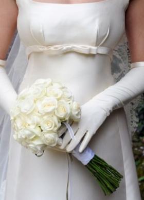 Abiti da sposa con guanti e fiocco sotto il seno