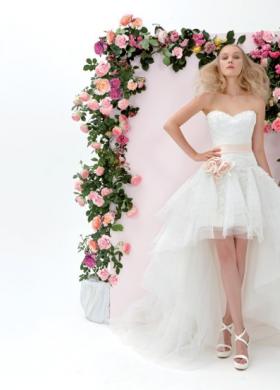 Abito da sposa con scollo a cuore e gonna asimmetrica